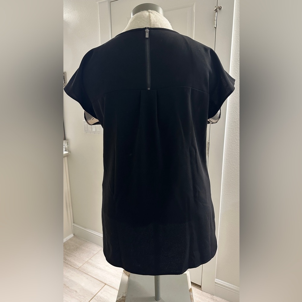 Calvin Klein short sleeved v-neck top w/zip back. Black/pink. Medium. - Picture 4 of 8